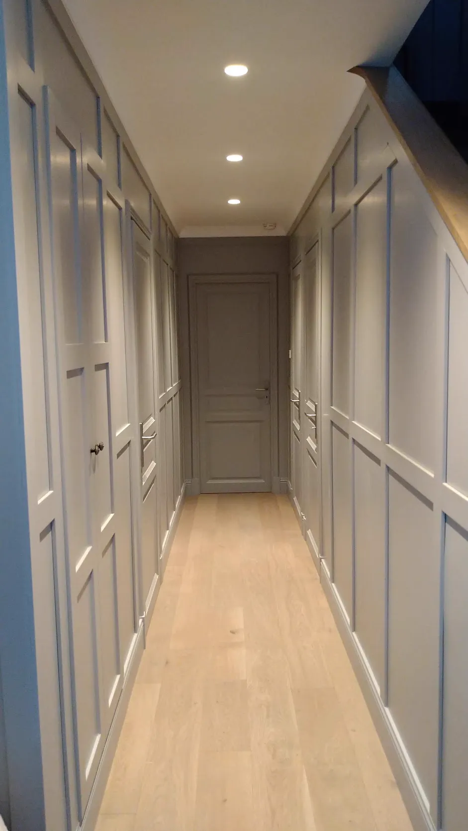 Hall med panelade väggar och garderober